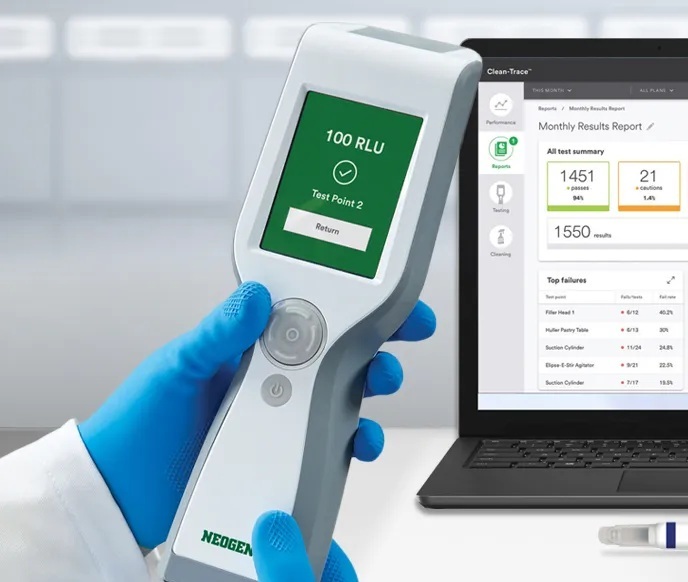 Técnico utilizando luminômetro ATP para verificar a limpeza em superfície de linha de produção