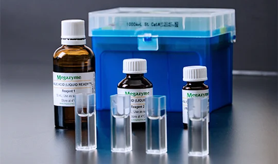 Laboratório analítico com kits enzimáticos Megazyme e amostras de alimentos