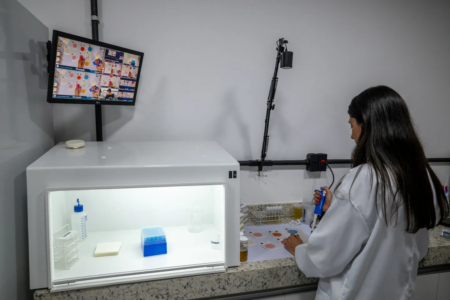 Equipe técnica Biomedh em laboratório