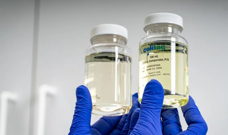 Frascos de 100 mL do sistema Colitag com comparador de presença/ausência em análise de água